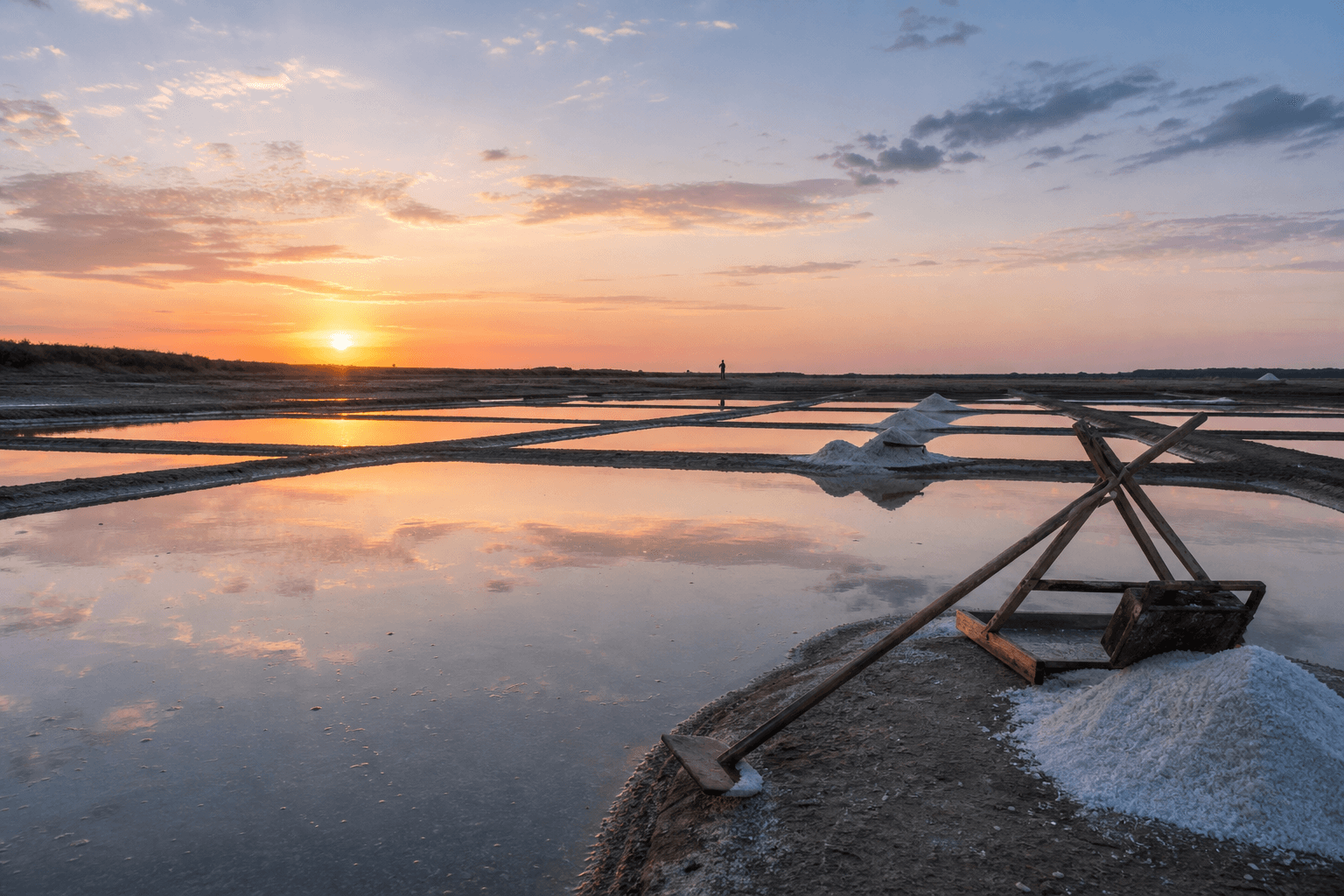 Saunier dans les marais salants sous la lumière du soir