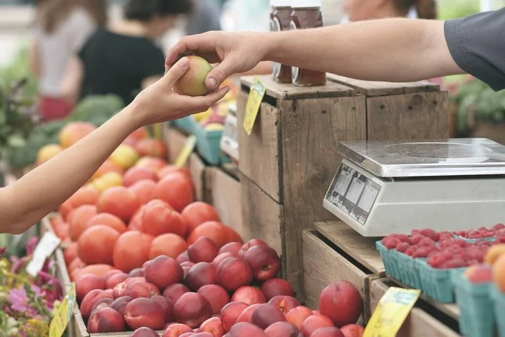 Étal de fruits frais au marché de Boyardville
