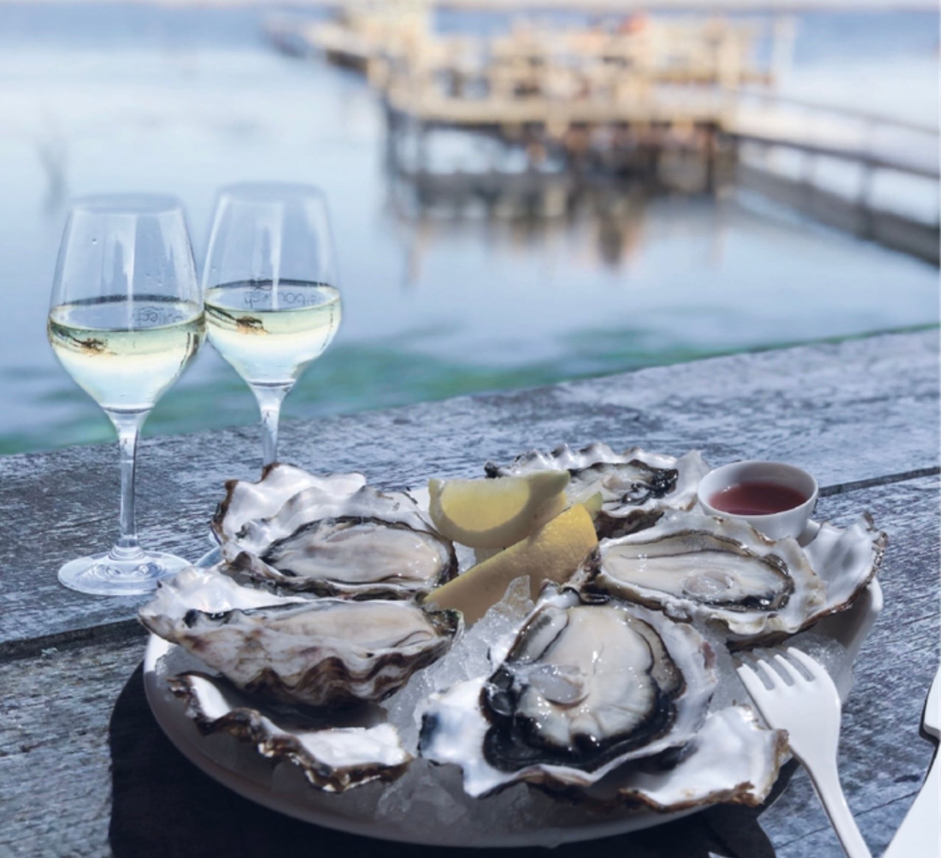 Huîtres de l’Atlantique accompagnées d’un verre de vin blanc