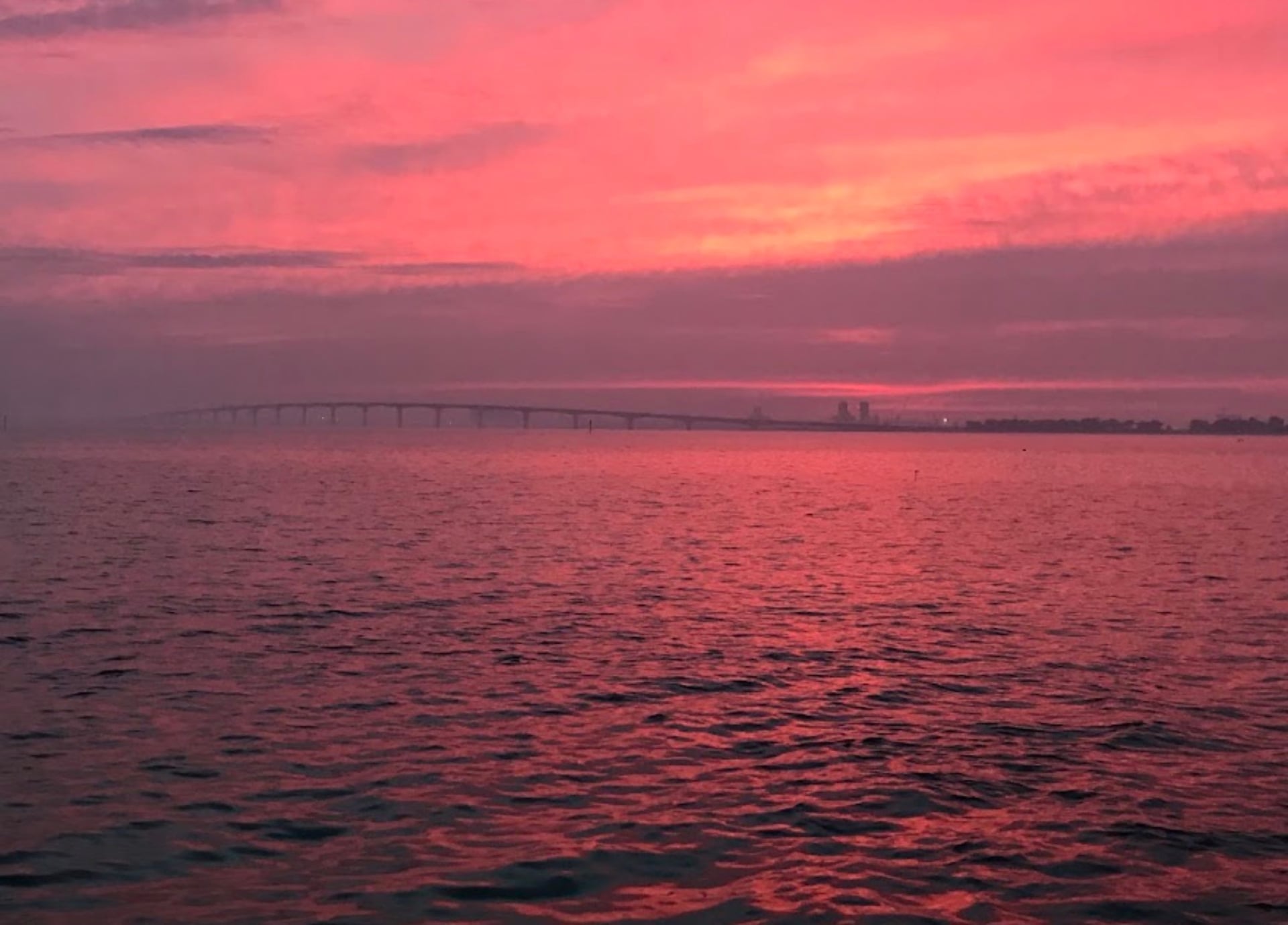 Pont de l’Île de Ré dans la lumière du soir, porte d’entrée du week-end littoral