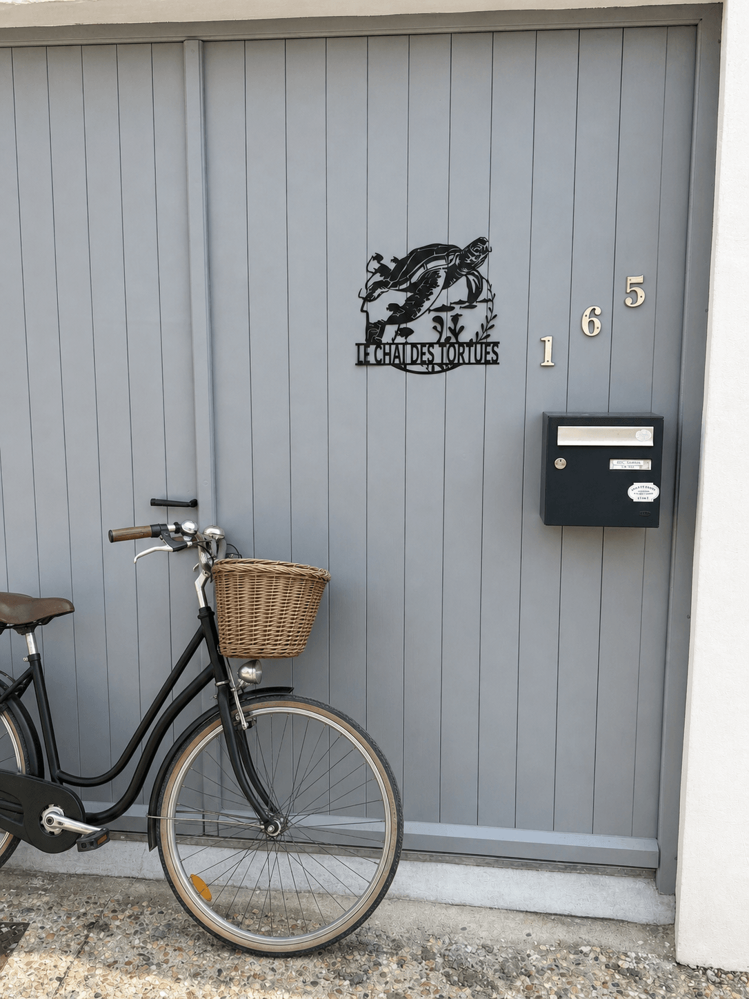 Vélo rétais devant la porte du Chai des Tortues