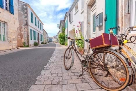 Vélo posé dans un village de l’Île de Ré