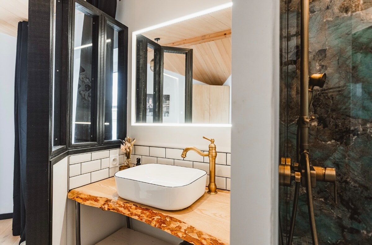 La douche contemporaine encadrée de pierre