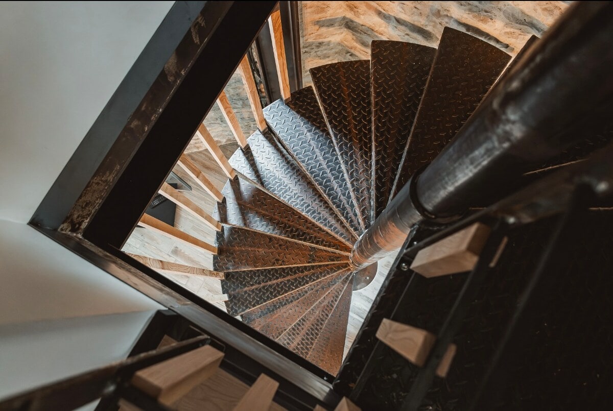 L’escalier en colimaçon noir vu depuis l’étage