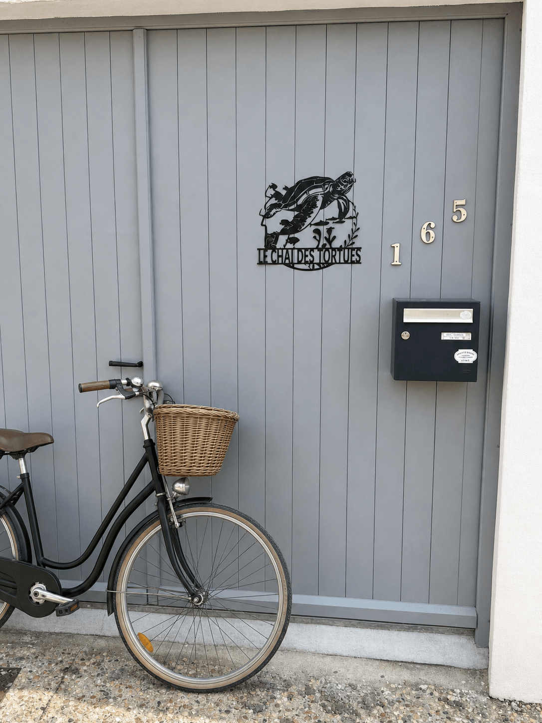 Vélo rétais devant la porte du Chai des Tortues