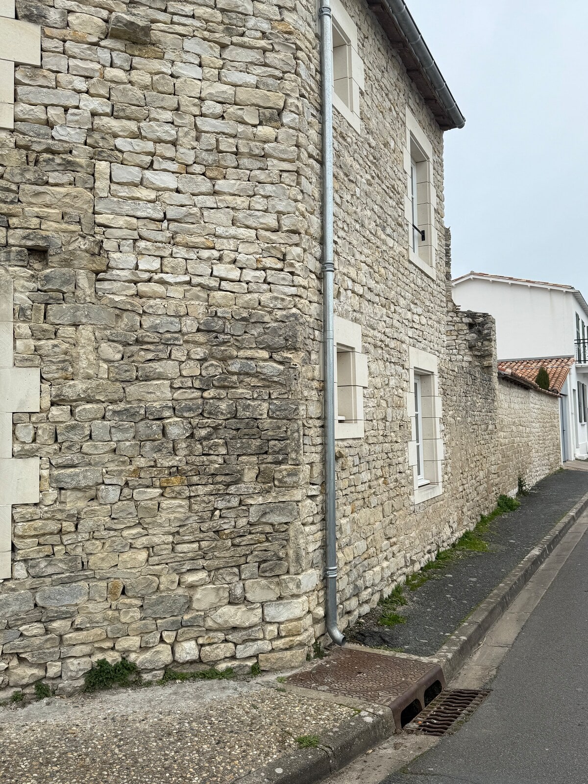 La rue calme devant la façade du Chai des Tortues