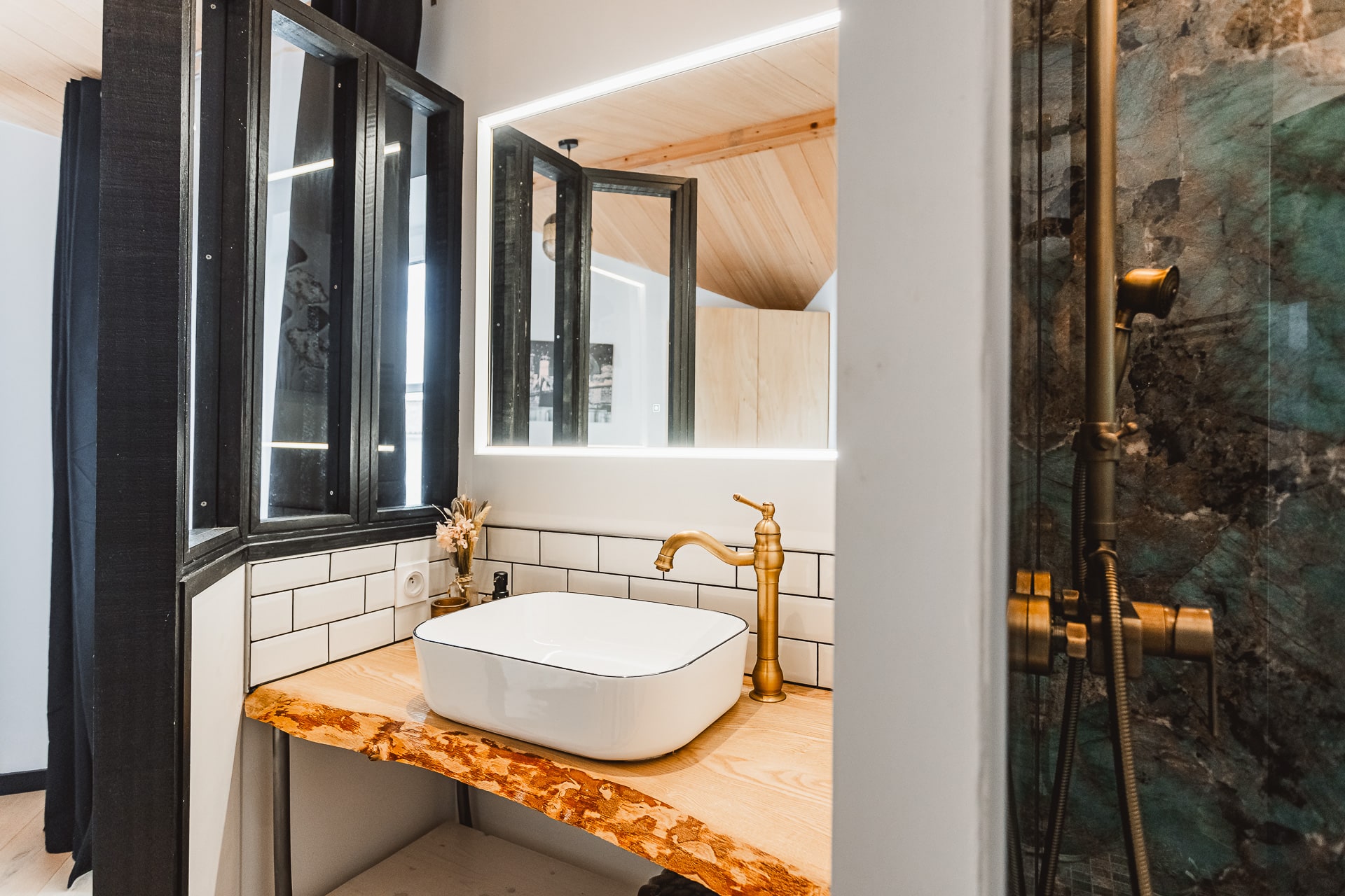 La vasque en bois et la douche attenante d’une chambre du Chai