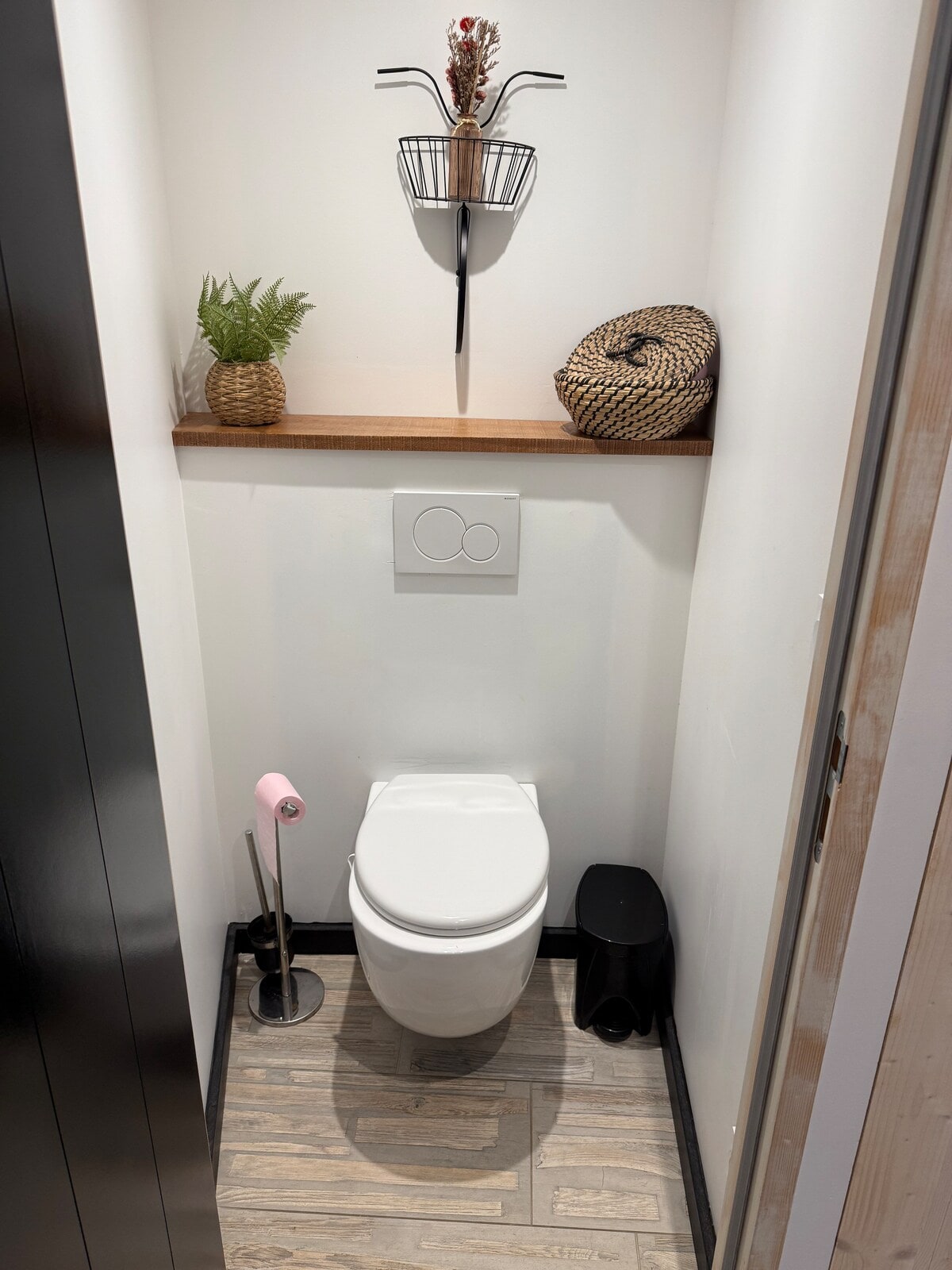 Toilettes indépendantes du Chai des Tortues avec décoration murale