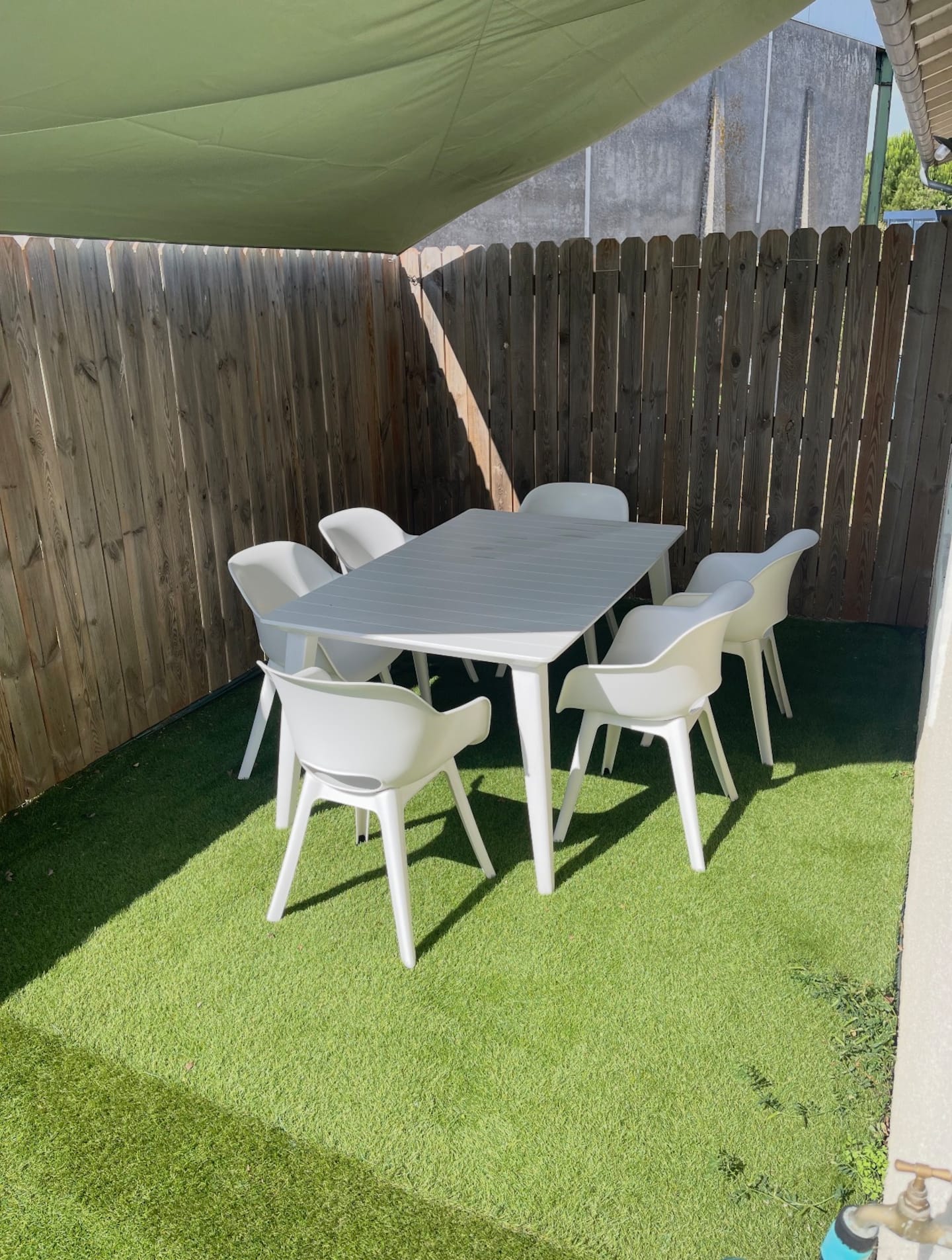 Table pour six sous la voile d’ombrage