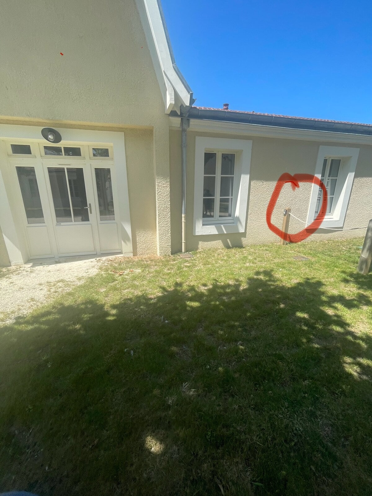 Façade du Nid d’Été et emplacement de la boîte à clés