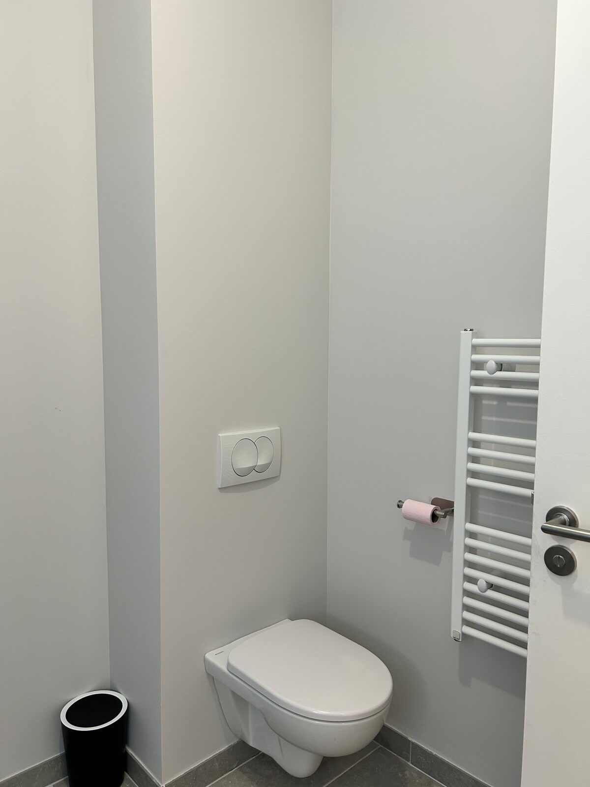 Toilettes suspendues du Nid d’Été