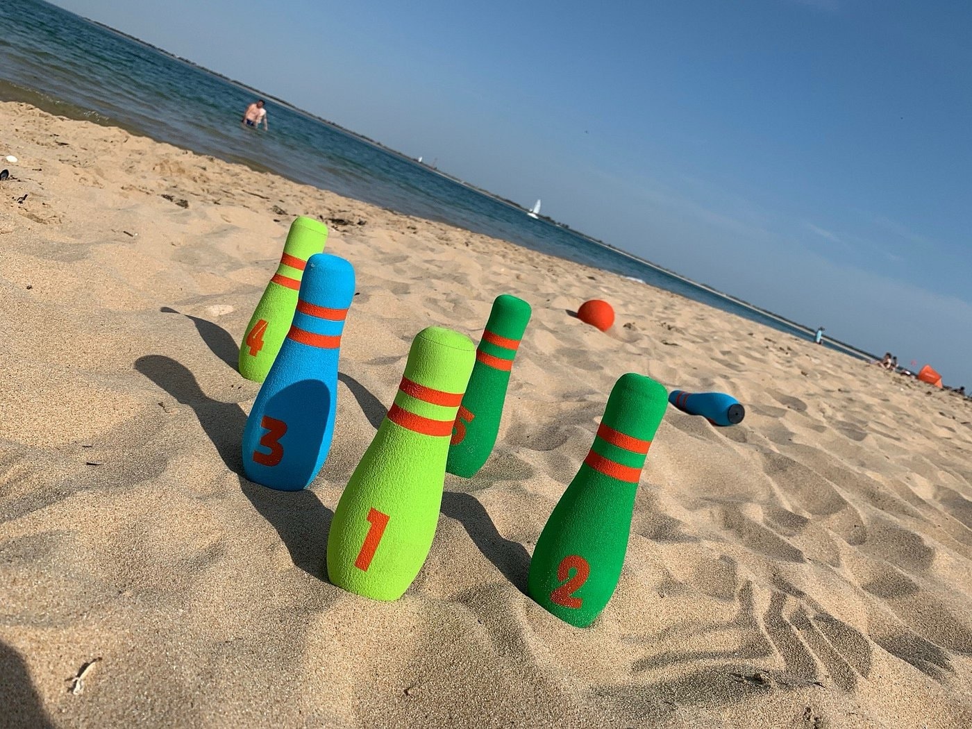 Enfants jouant sur la plage