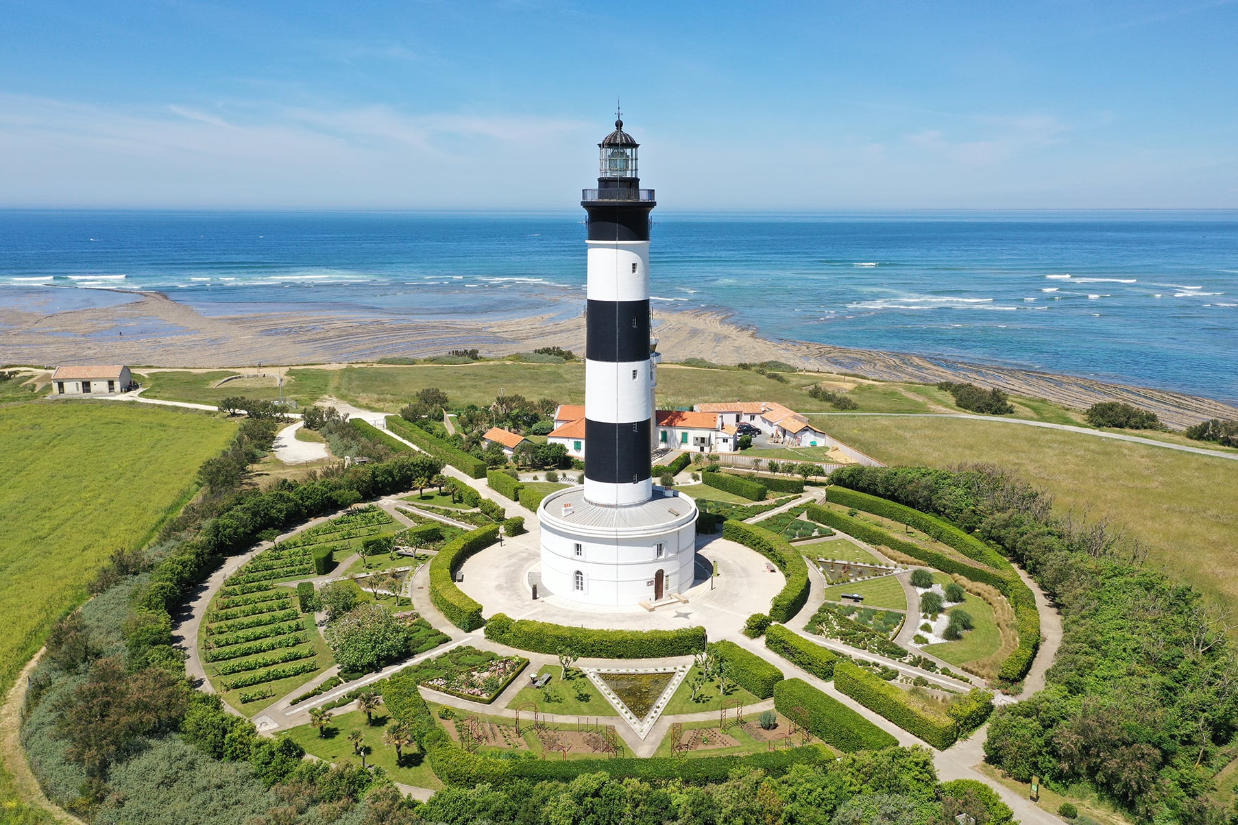 Phare de Chassiron, ses jardins et l’océan vus du ciel