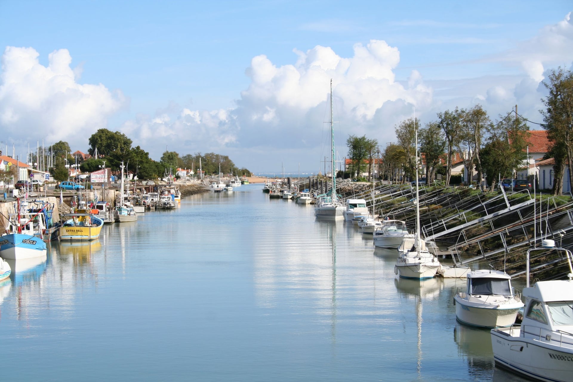 Port de plaisance et chenal de Boyardville sous un ciel lumineux