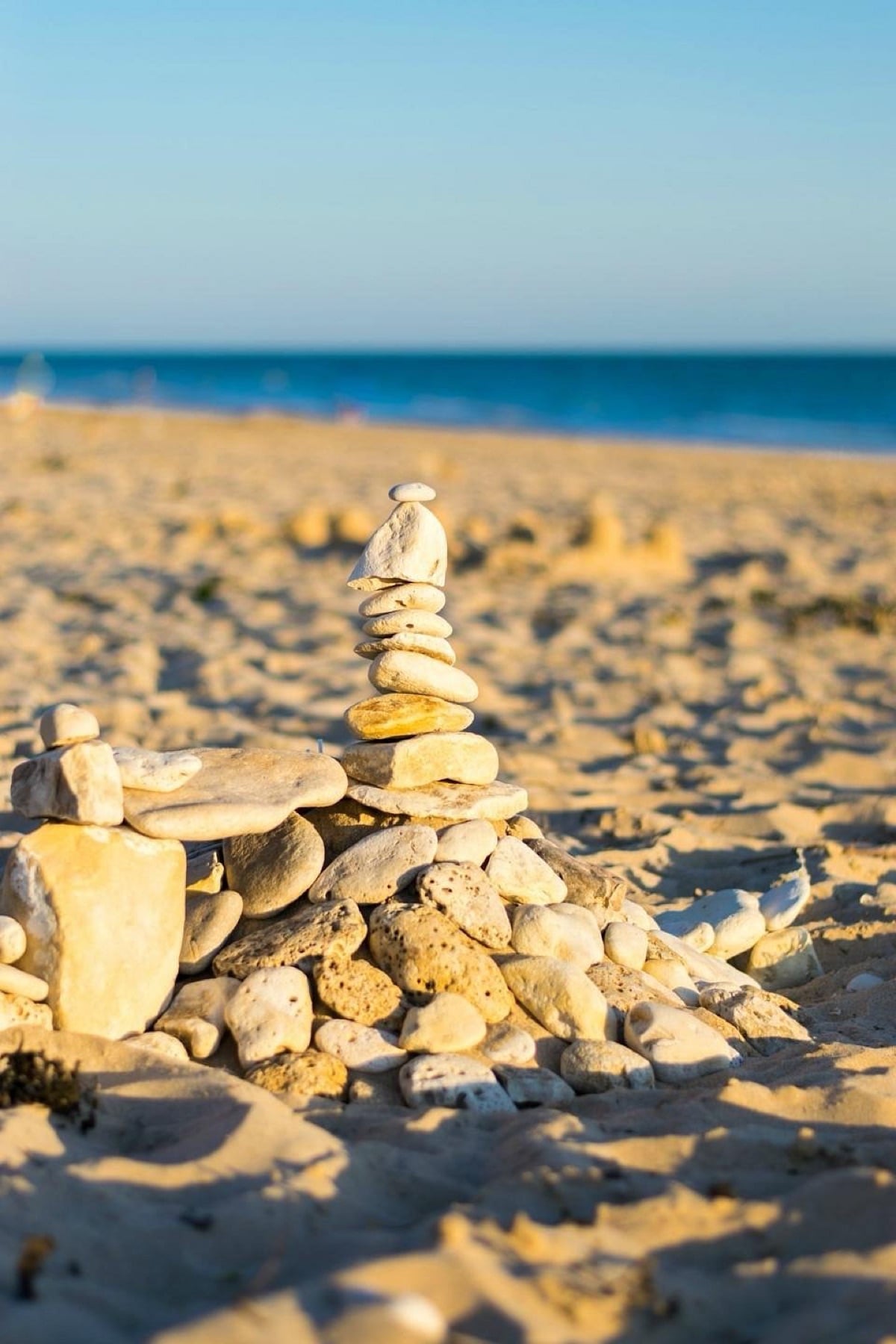 Cairn de galets sur la côte sauvage rétaise