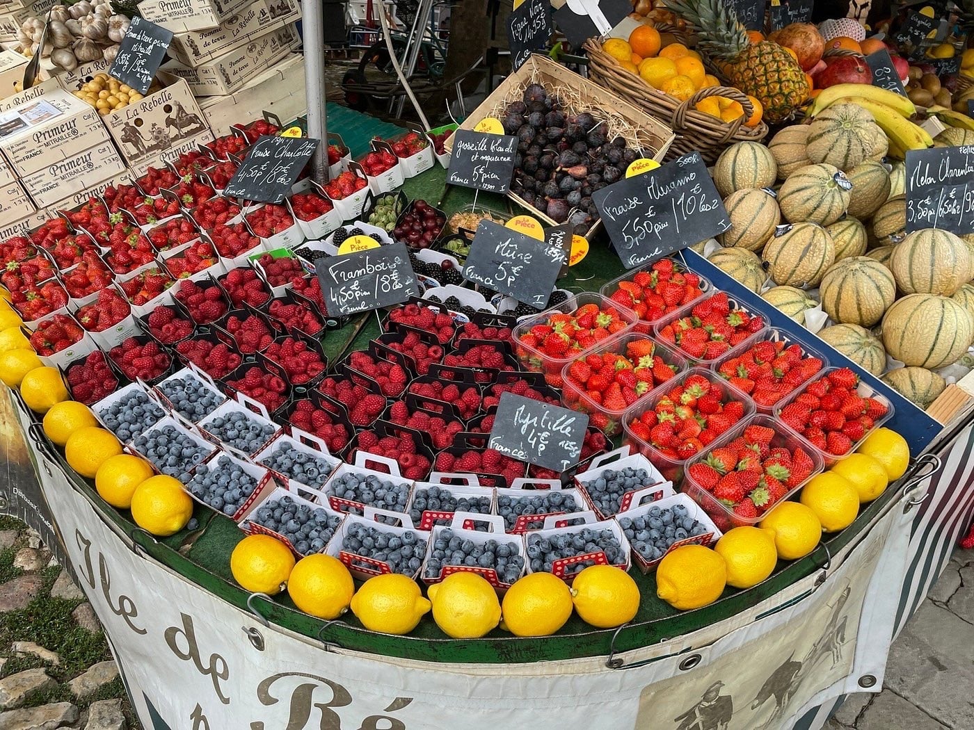 Fraises et fruits frais au marché