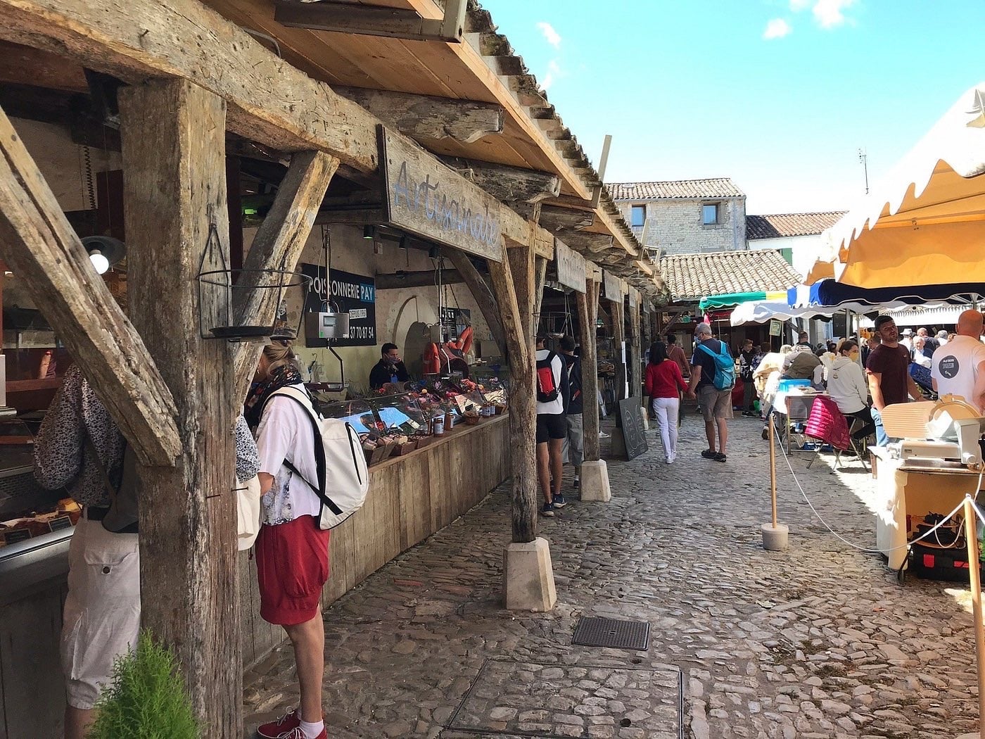 Allée du marché traditionnel de La Flotte