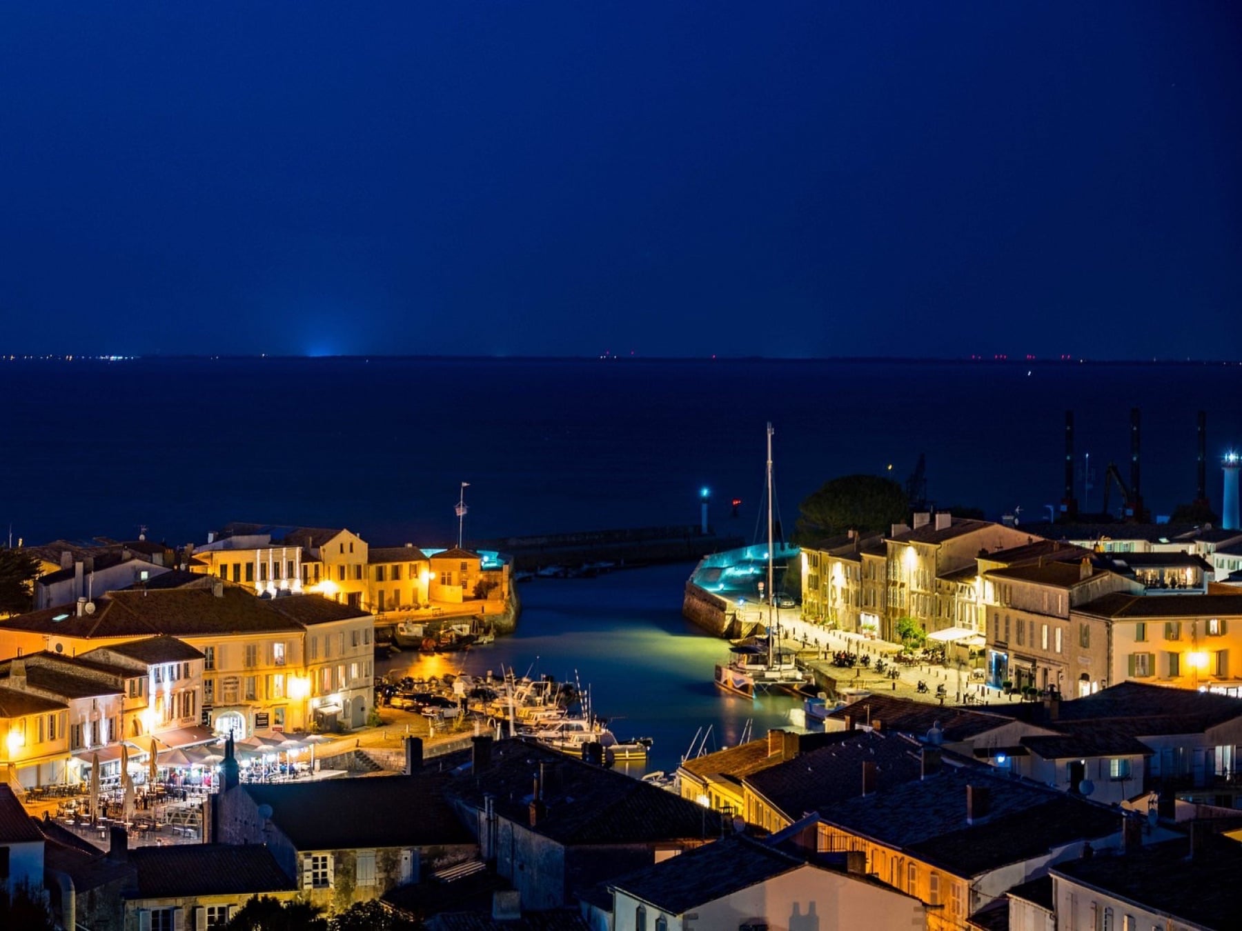 Port de Saint-Martin-de-Ré illuminé à la nuit tombée