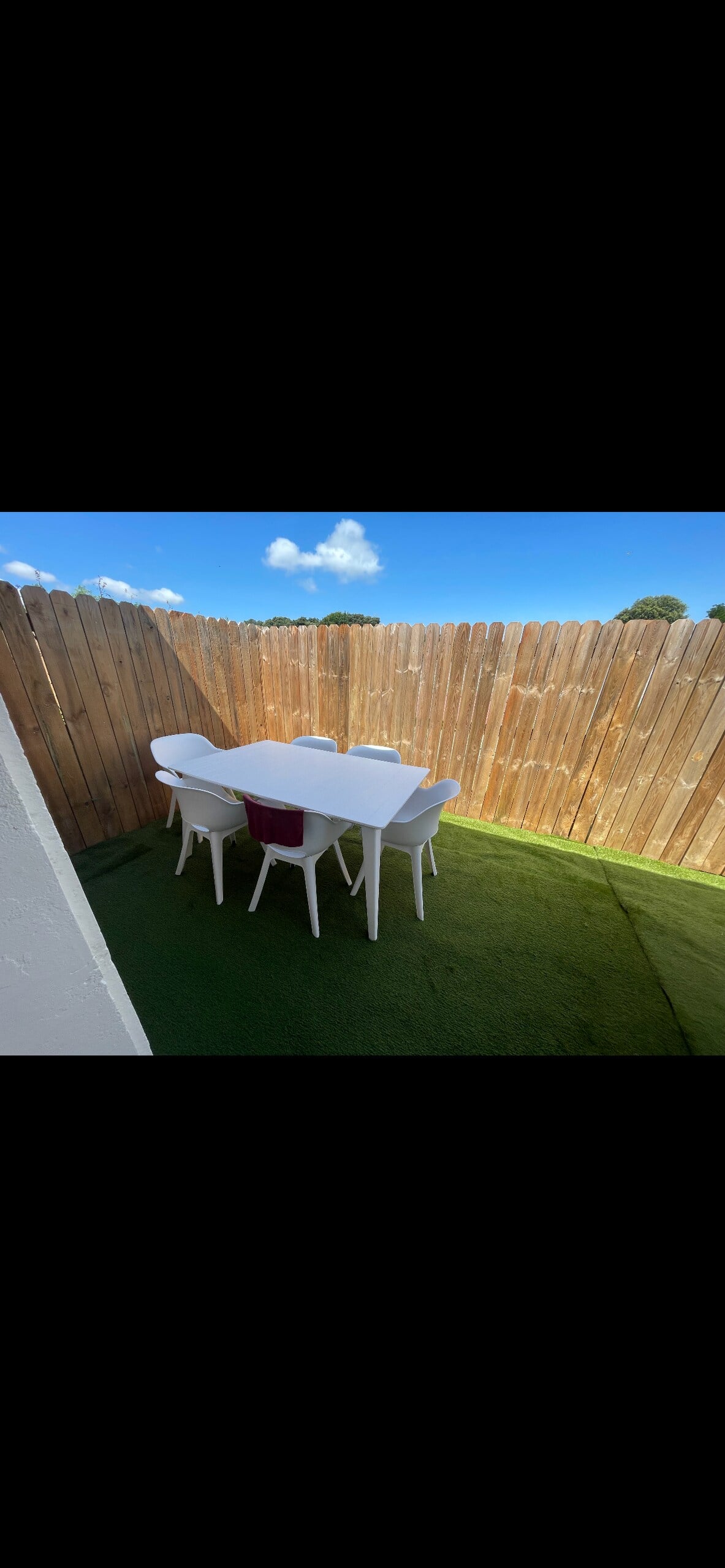 Terrasse et jardin clos du Nid d’Été