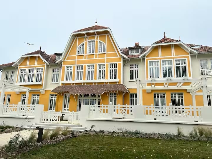 Façade jaune et blanche de la Maison Heureuse à Boyardville