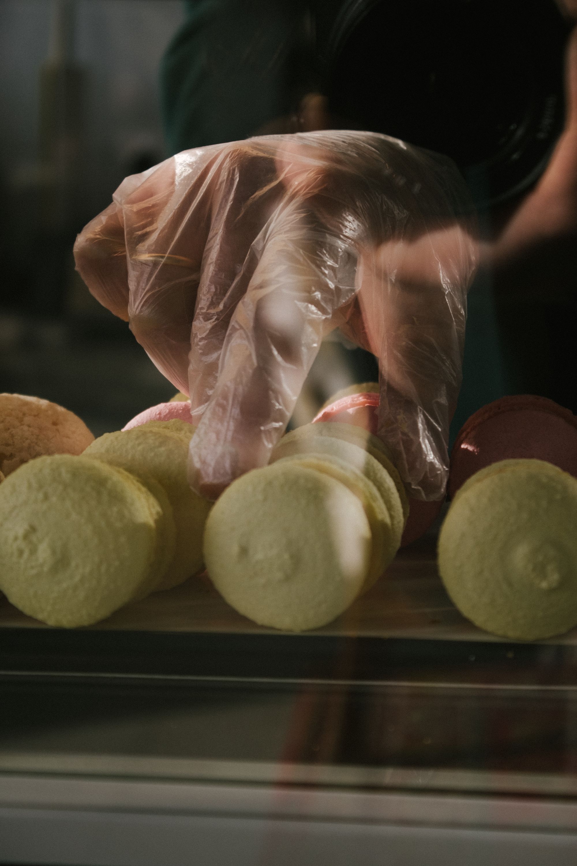 Macarons colorés manipulés pendant un atelier gourmand