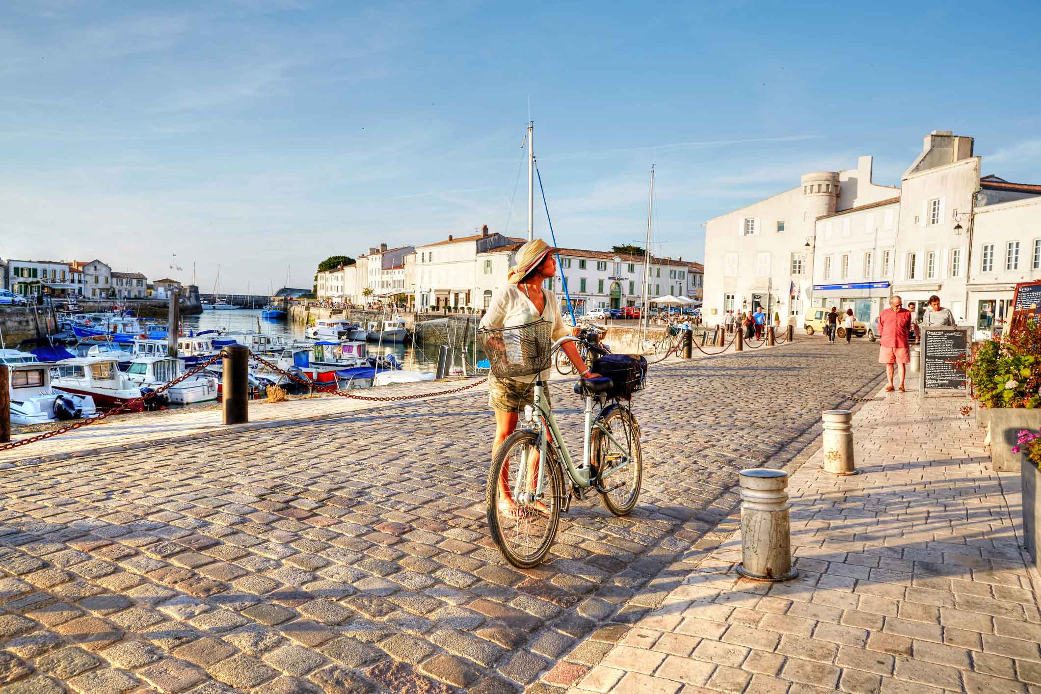 Balade à vélo avec des voyageurs dans un village de l’Île de Ré