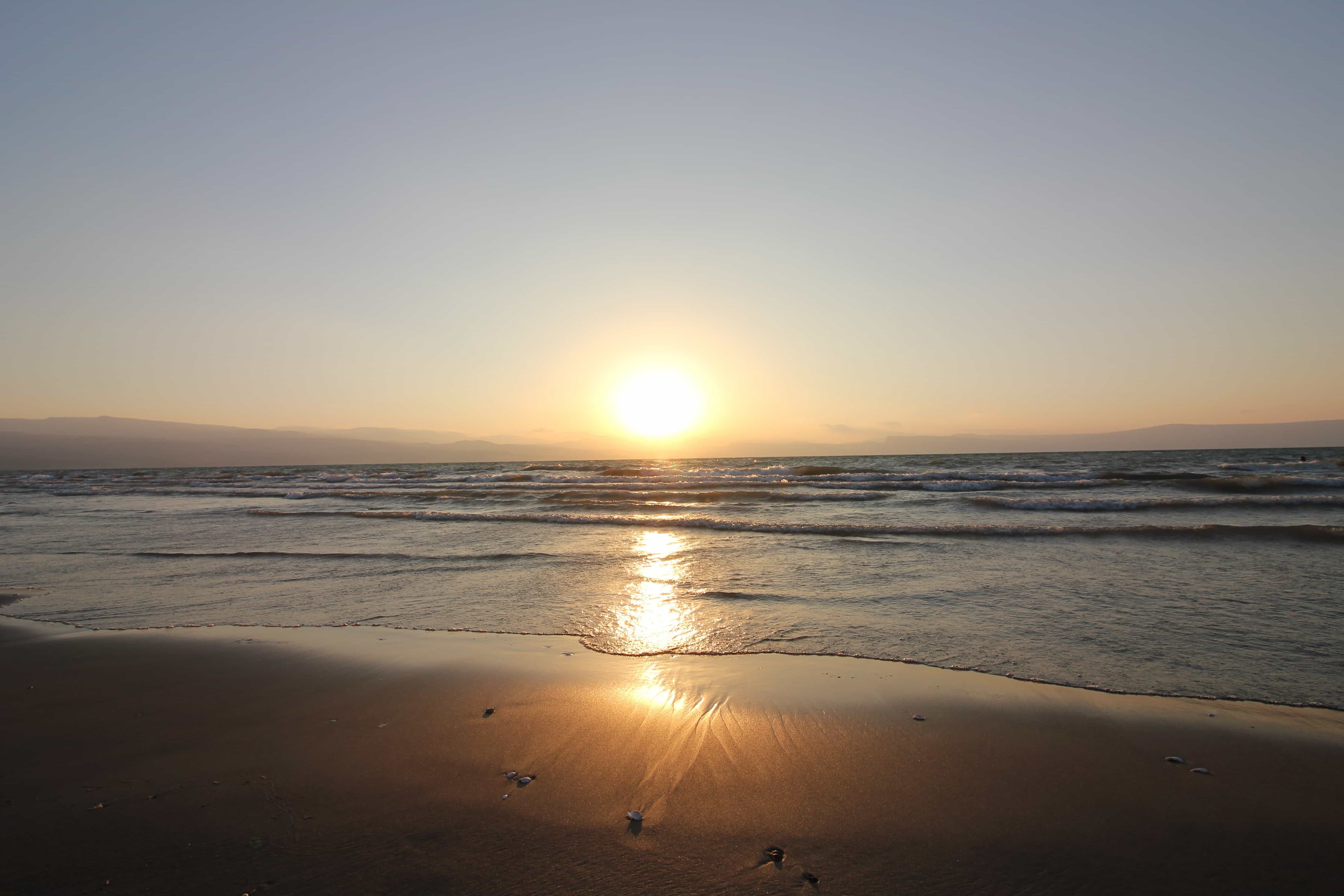 Lever de soleil lumineux sur l’océan et la plage