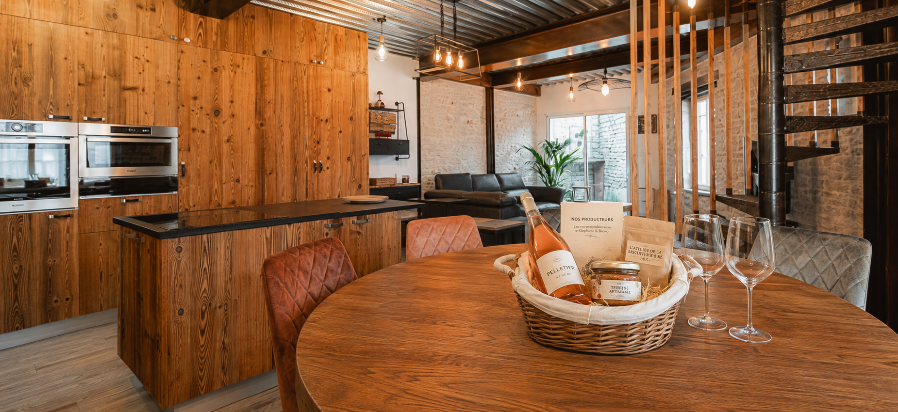 Panier Apéritif Beaux Rivages installé sur la table du Chai des Tortues
