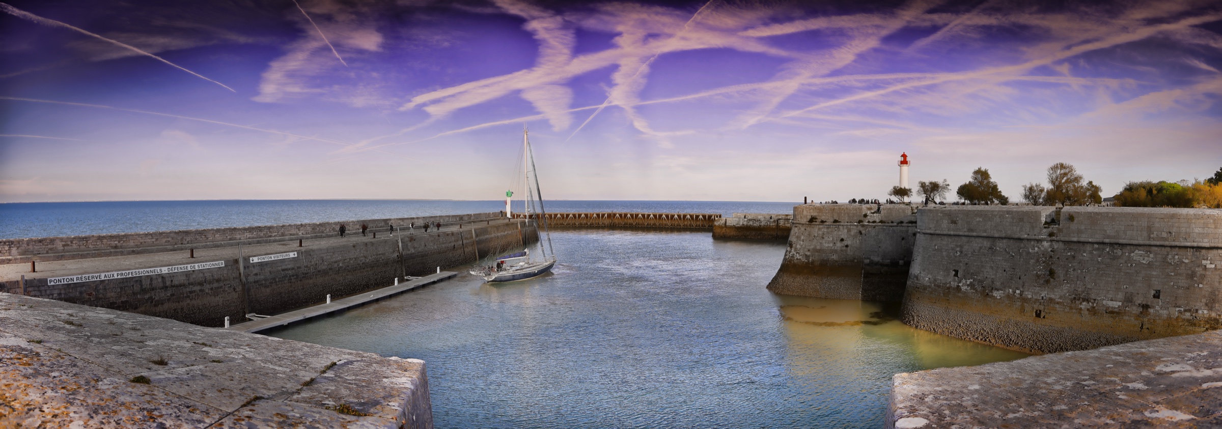 Port de Saint-Martin-de-Ré entouré de ses fortifications