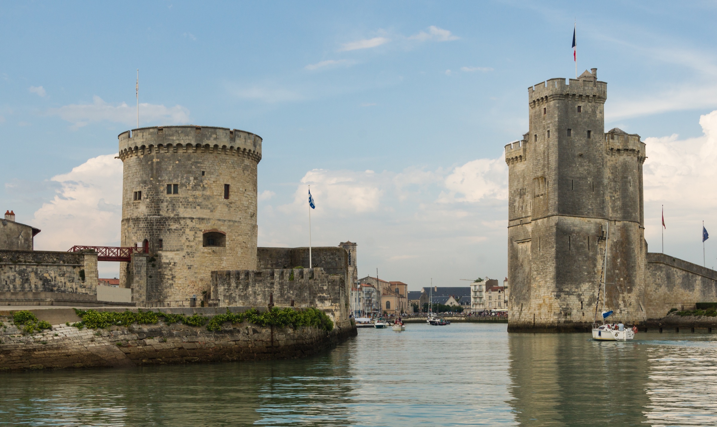 Tours à l’entrée du Vieux-Port de La Rochelle
