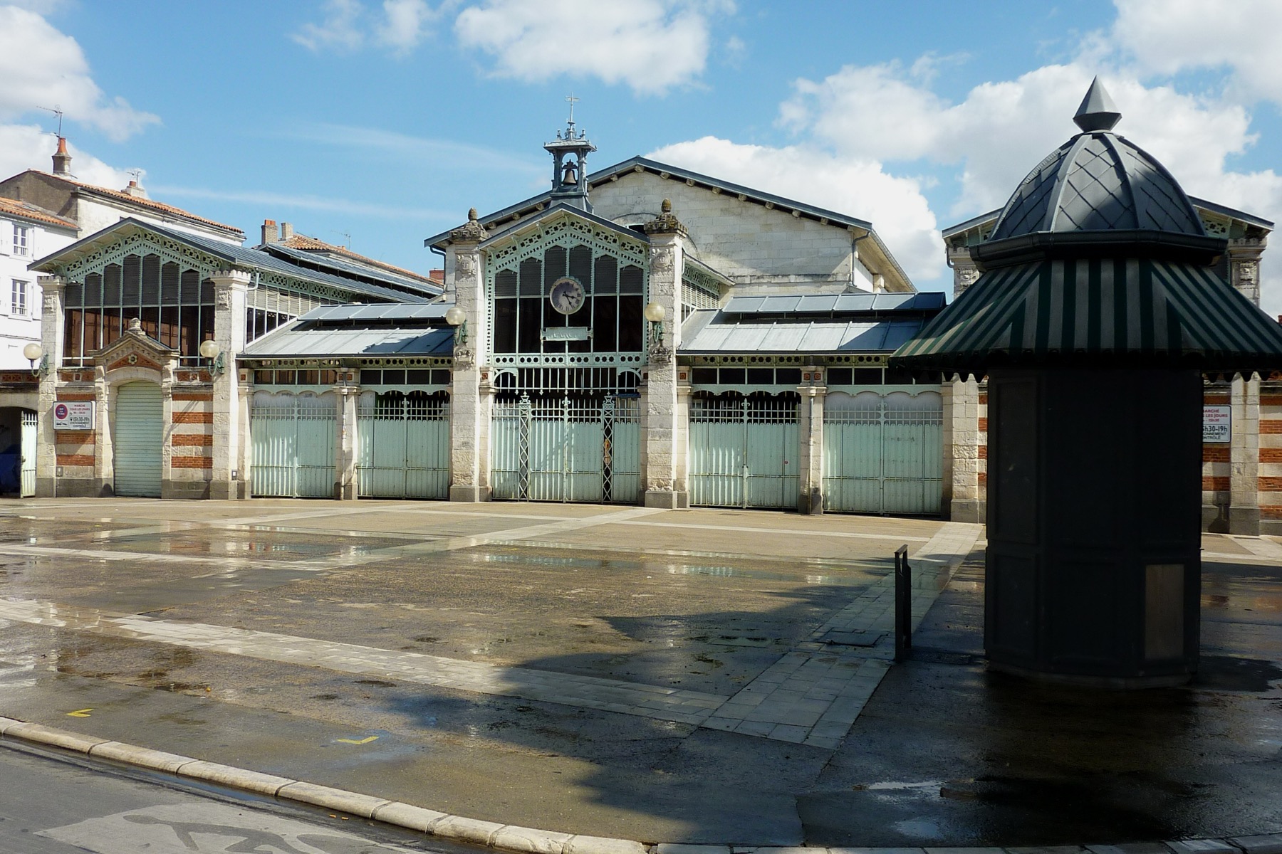 Façade des halles du marché central de La Rochelle