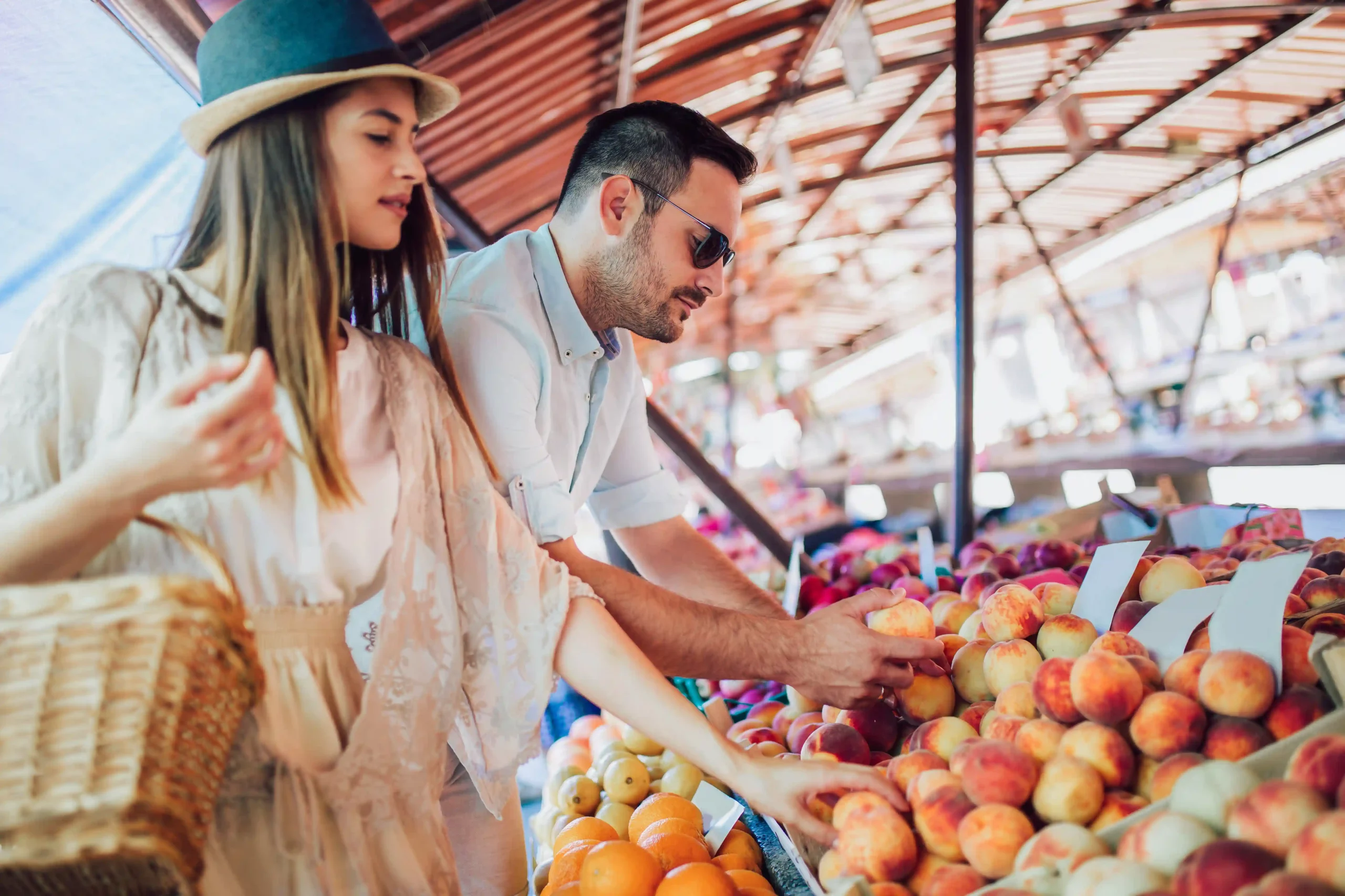 Couple choisissant des fruits sur un marché d’Oléron