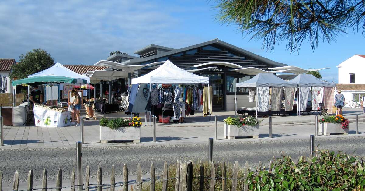 Le marché et la vie du village de Rivedoux-Plage