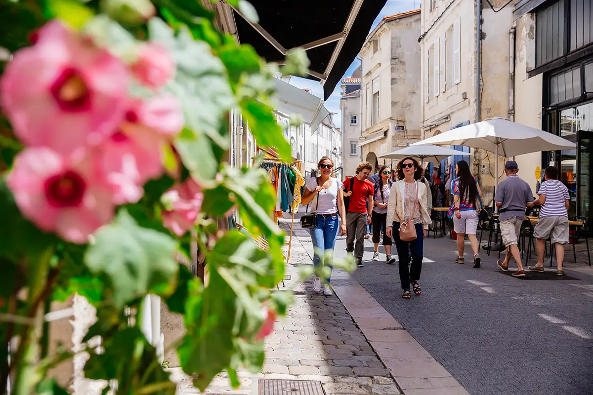 Promenade entre boutiques et terrasses du quartier Saint-Nicolas