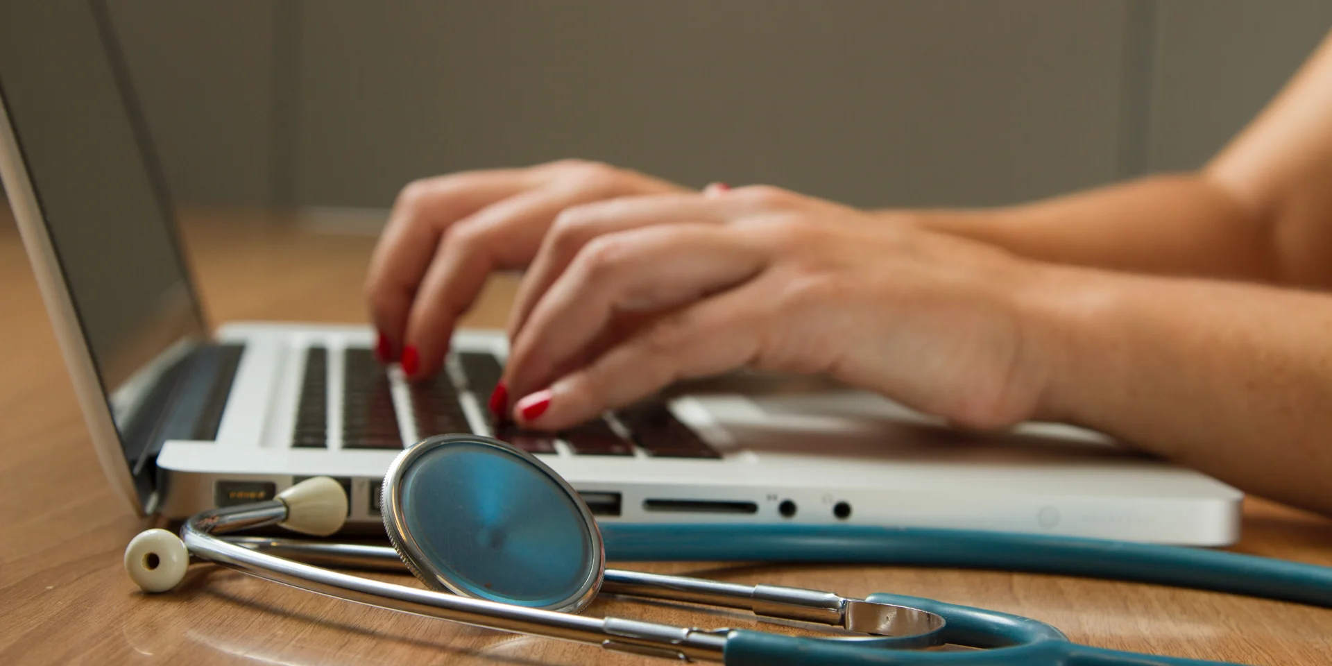 Professionnel de santé travaillant avec un ordinateur et un stéthoscope