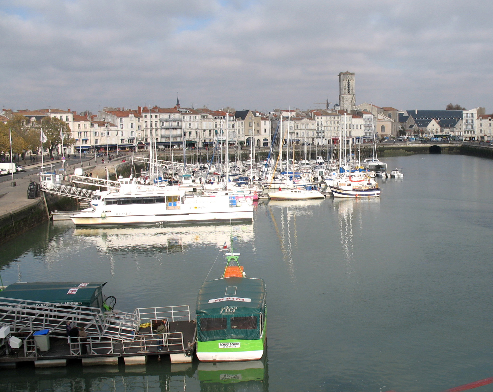 Les tours du Vieux-Port de La Rochelle sous un ciel couvert