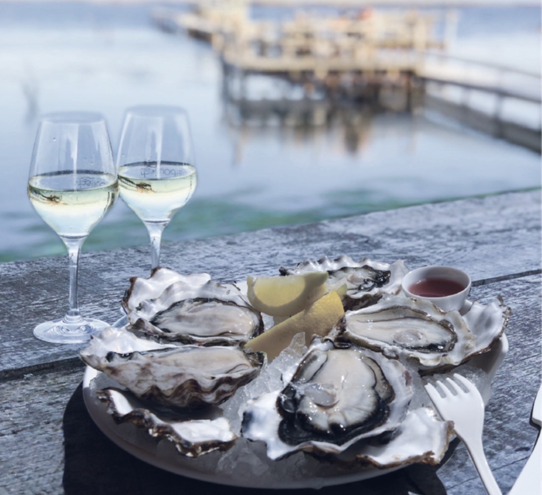 Huîtres et vin blanc pour une soirée d’automne face à l’eau