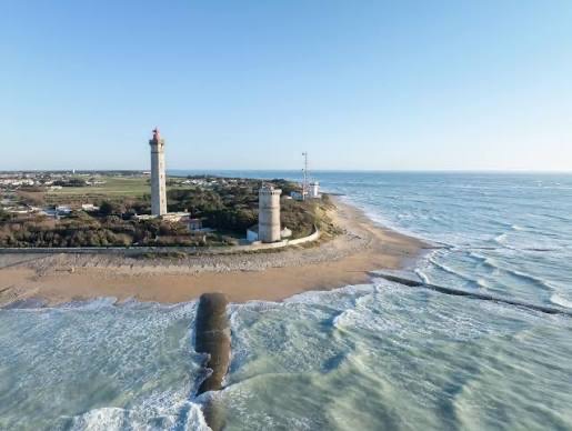 Phare de Chassiron face à l’océan