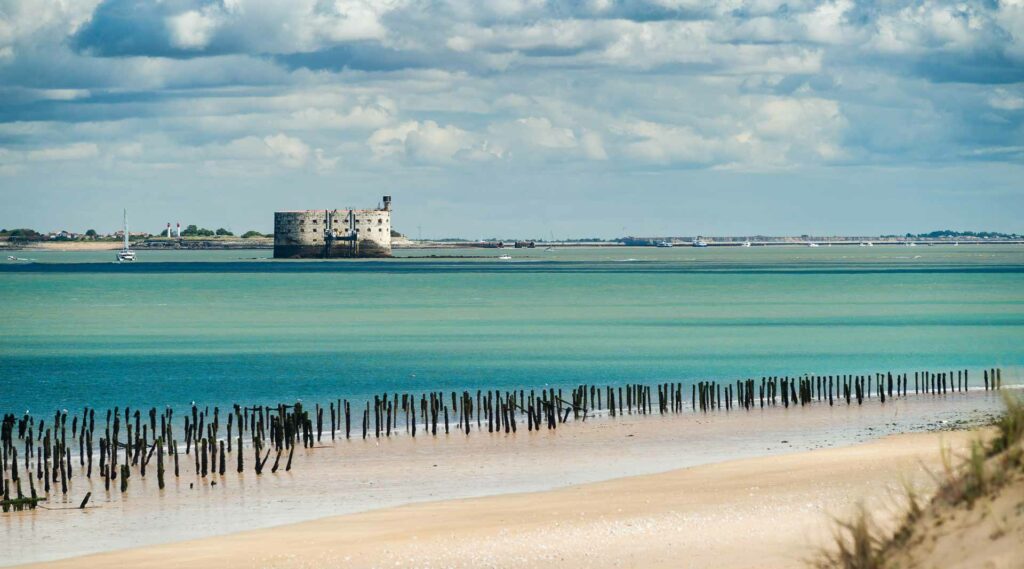 Fort Boyard aperçu depuis une plage d’Oléron