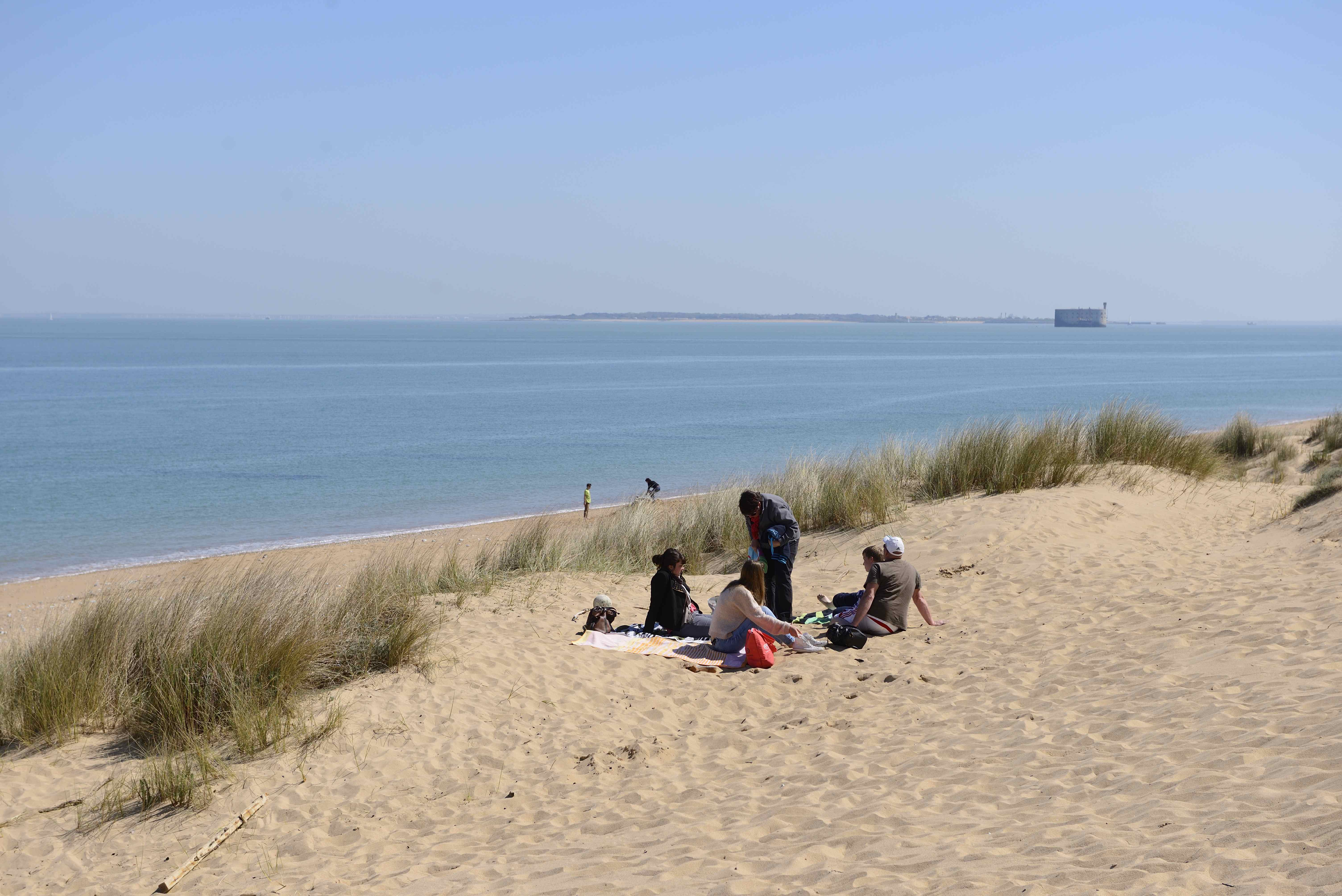 Famille installée dans les dunes de la plage des Saumonards