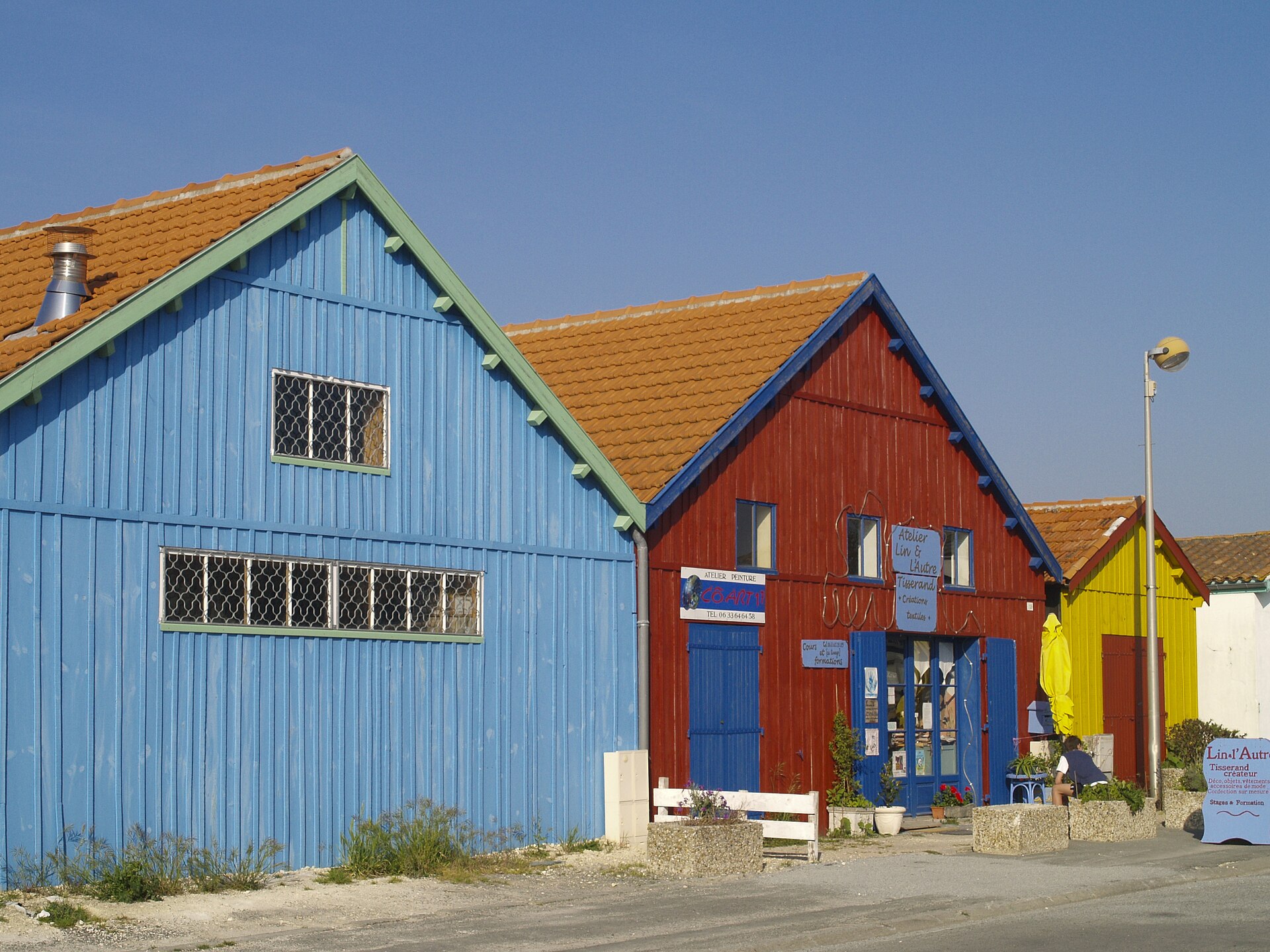 Anciennes cabanes ostréicoles devenues ateliers de créateurs