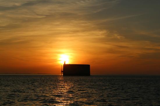 Silhouette de Fort Boyard au coucher du soleil