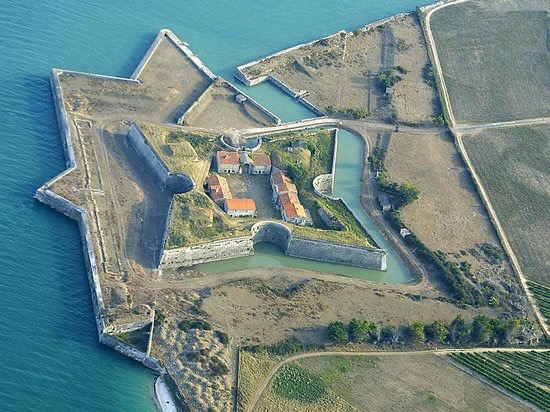 Vue aérienne du Fort La Prée entre les terres et le littoral de l’Île de Ré