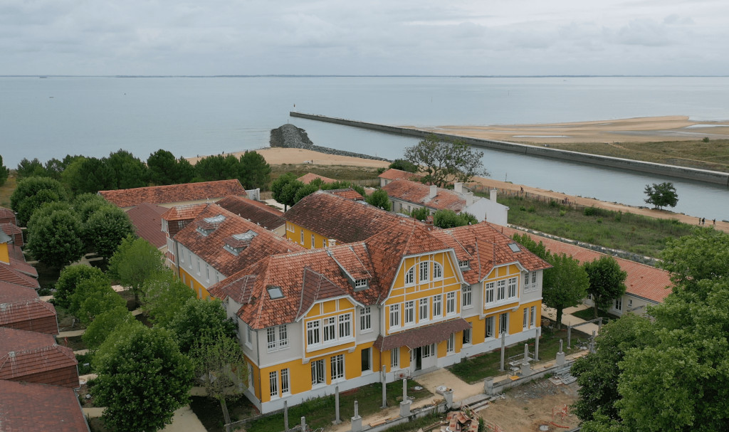 La Maison Heureuse entre les arbres, le chenal et l’océan