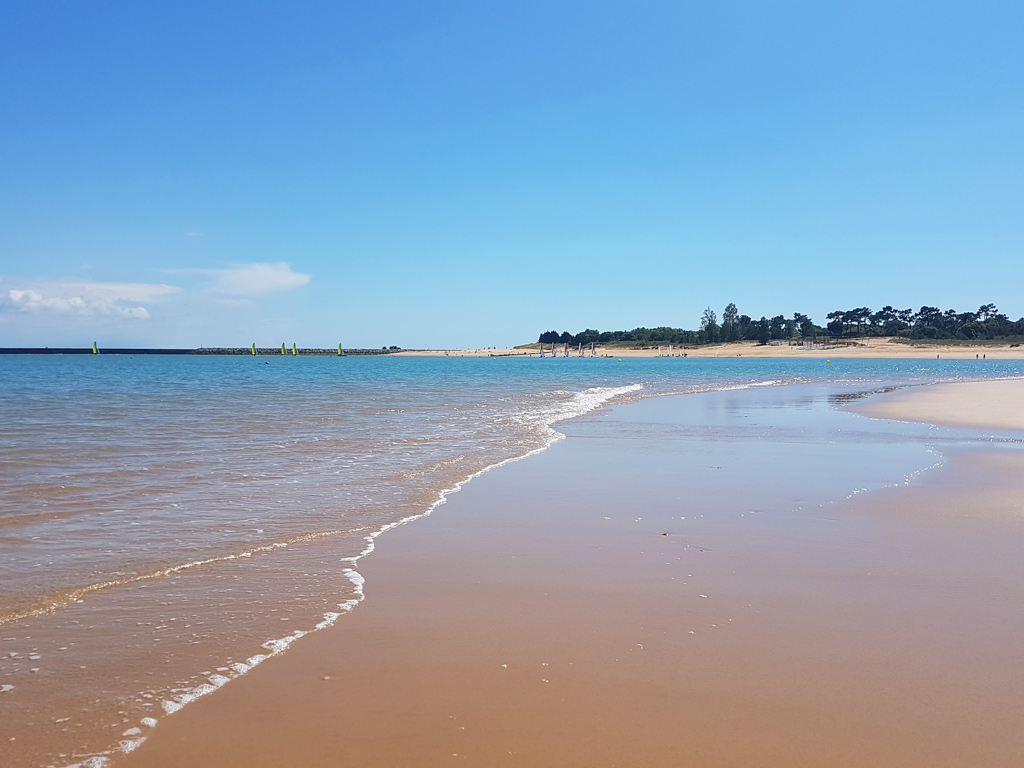 Plage de sable et océan dans la lumière des îles