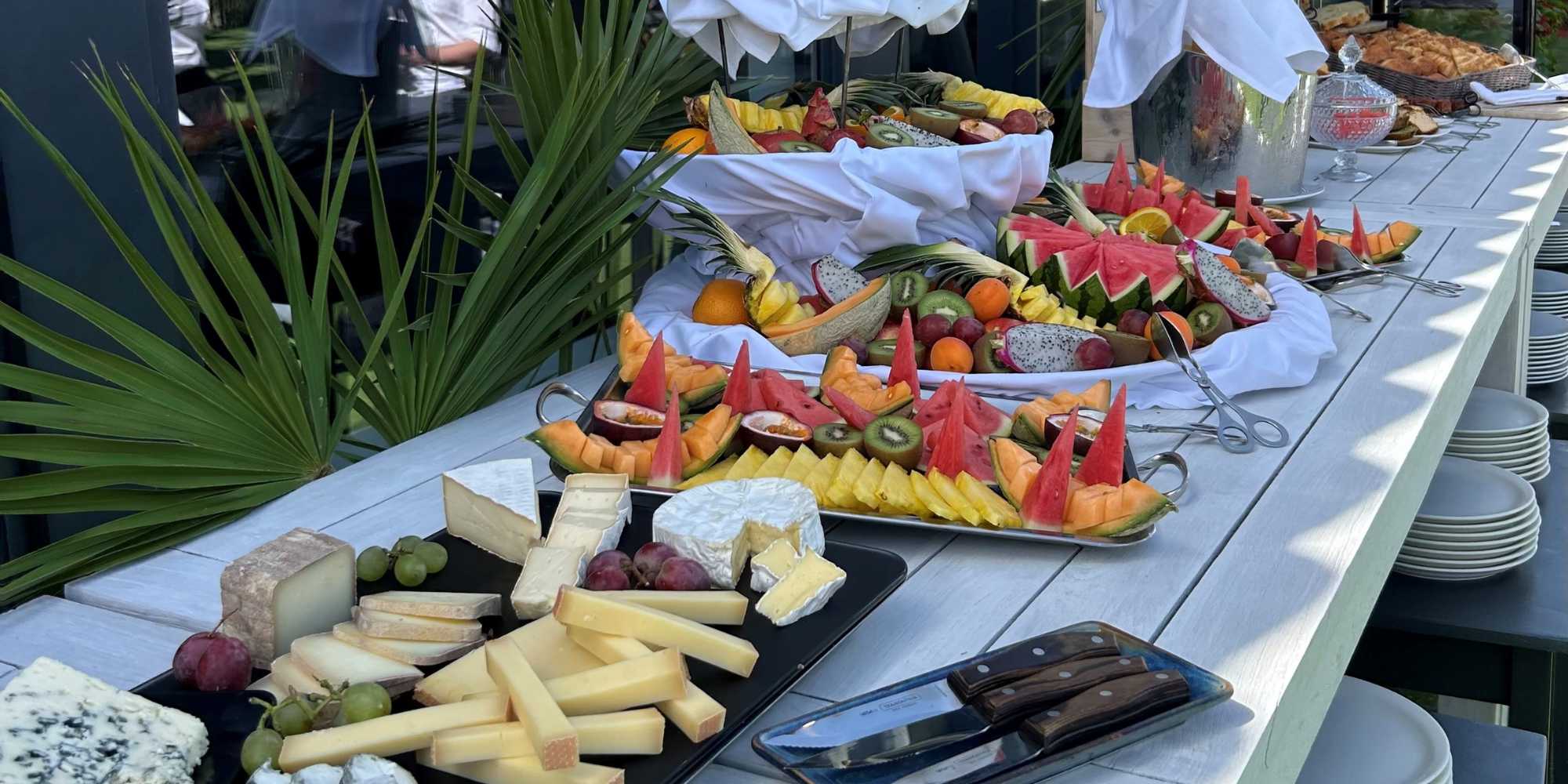 Buffet de fruits et de fromages du brunch à La Flotte