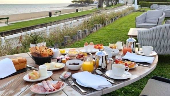 Le brunch du dimanche au Richelieu, face à l’océan, autre moment authentique