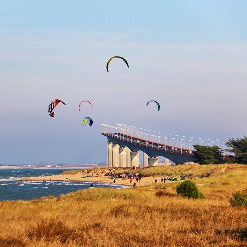 Ailes de kitesurf près du pont de l’Île de Ré à Rivedoux-Plage
