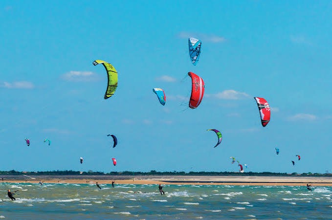 Nombreux kitesurfeurs et ailes colorées sur l’océan à Rivedoux-Plage