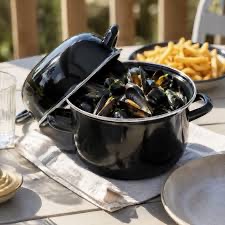Une marmite de moules face au port de Saint-Martin-de-Ré, autre moment authentique